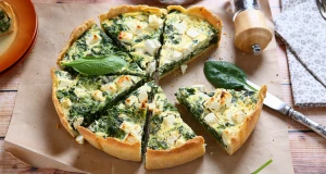 Quiche mit frischem Blattspinat und Schafkäse